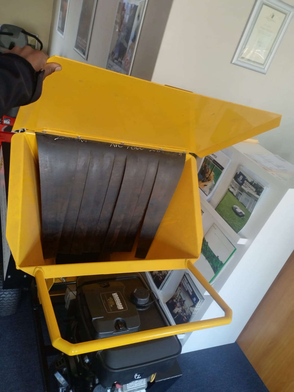 100 JUNIOR WOOD CHIPPER - 1