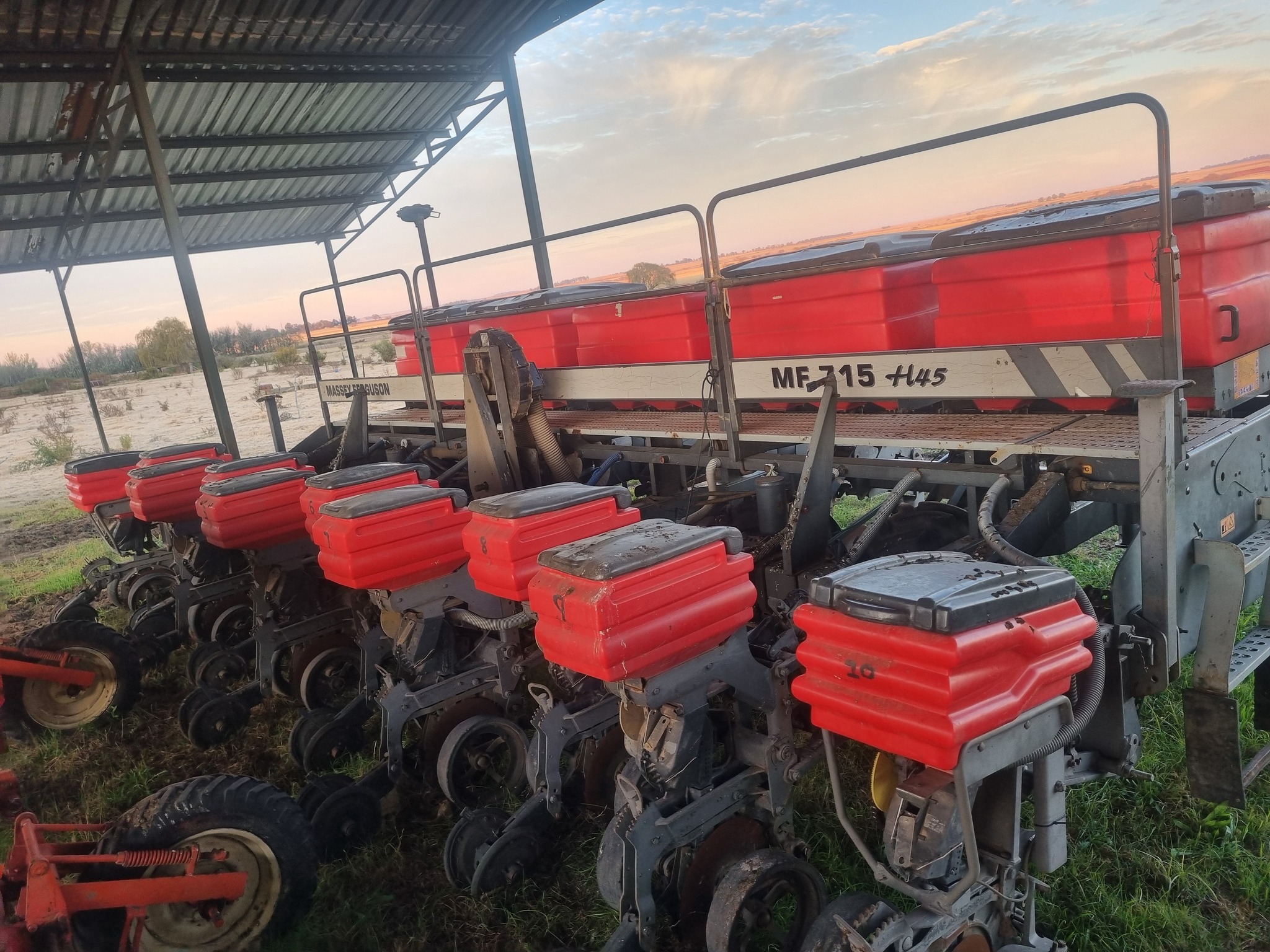 MF 715H planter | T.G. Hendriks - 1