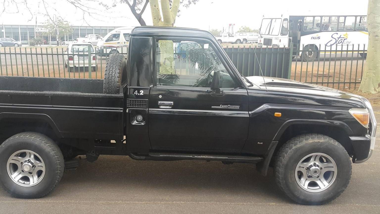 Used Toyota Land Cruiser Bakkie Land Cruiser 4.2 D 4X4 70SERIES (2007)